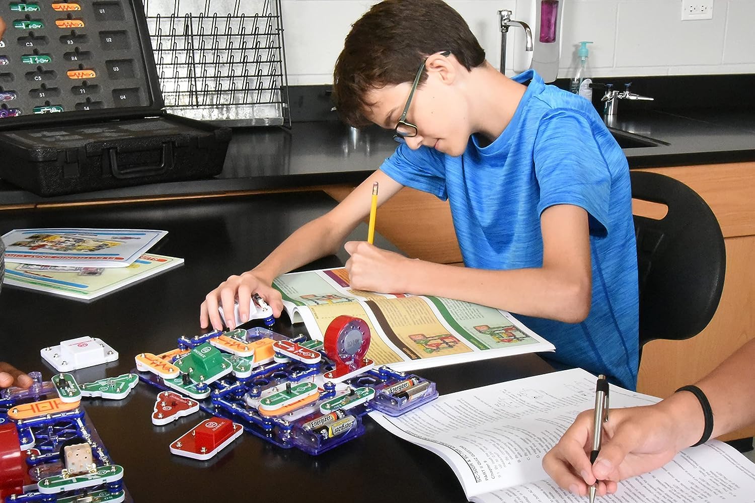 Snap Circuits® Extreme SC750 | Electronic Science Kit | 750 Project STEM Educational Toy | Ages 8+